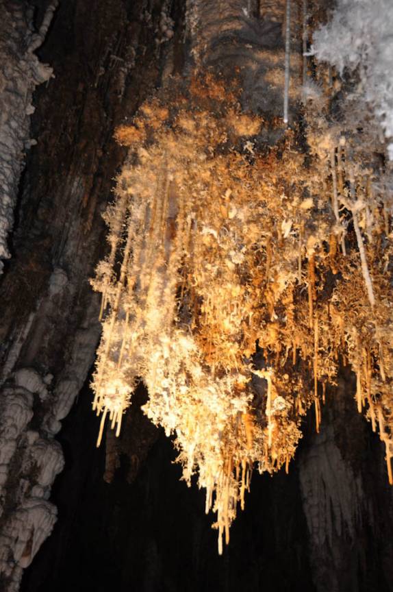 Incríveis formações na caverna de São Mateus, no P. E. de Terra Ronca, região de São Domingos - GO